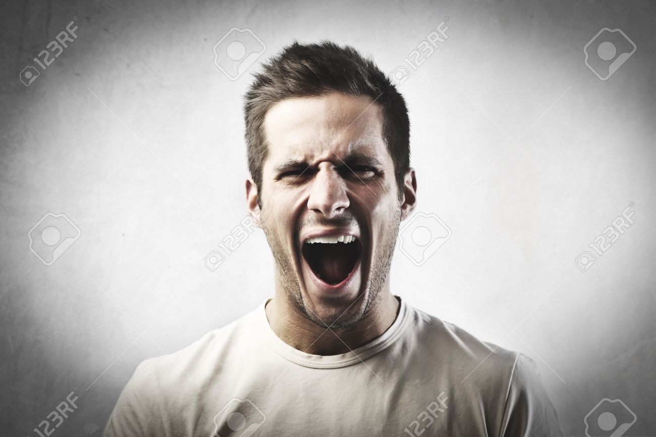 怒っている若い男の叫び の写真素材 画像素材 Image