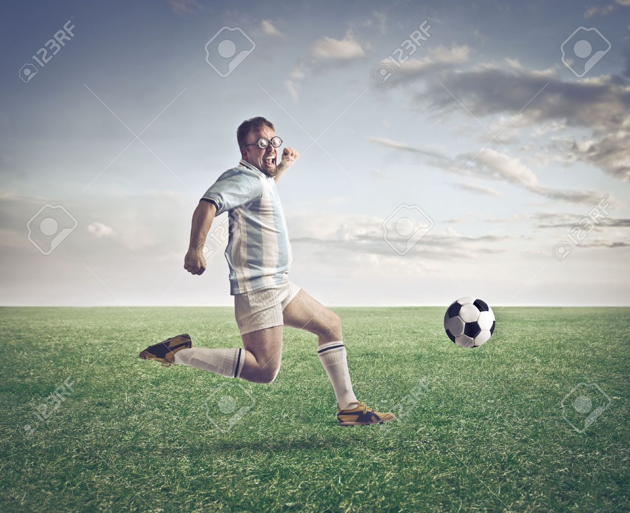 サッカー コート サッカーの後実行しているサッカー選手 の写真素材 画像素材 Image