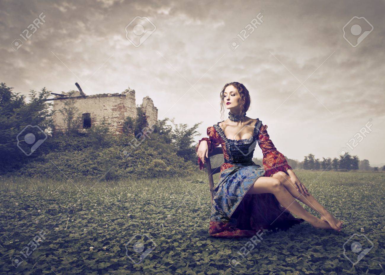 退廃的な建物と風景の背後にあると 18 世紀の美しい女性 の写真素材 画像素材 Image