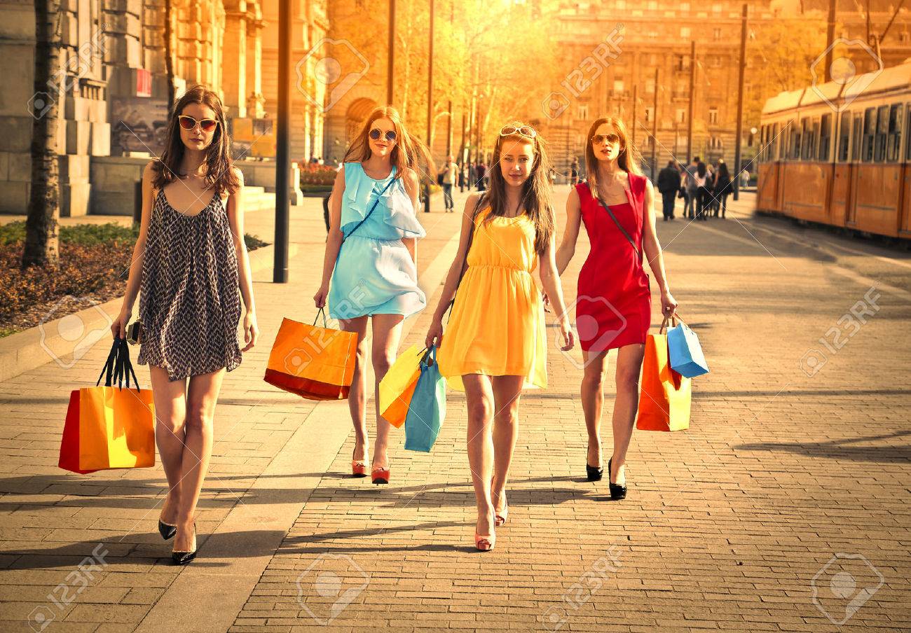Sokakta Yürürken Dört Arkadaş Royalty Free Stok Fotoğraf, Resimler,  Görseller ve Stok Fotoğrafçılık. Image 41329636