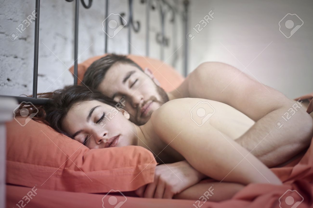 Joven Pareja Está Durmiendo Desnuda Fotos, retratos, imágenes y fotografía  de archivo libres de derecho. Image 73998257