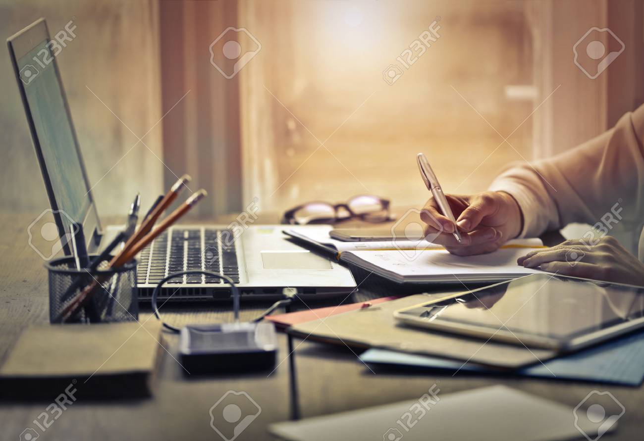 Frau Arbeitet Hart Im Buro Lizenzfreie Fotos Bilder Und Stock Fotografie Image 73560954