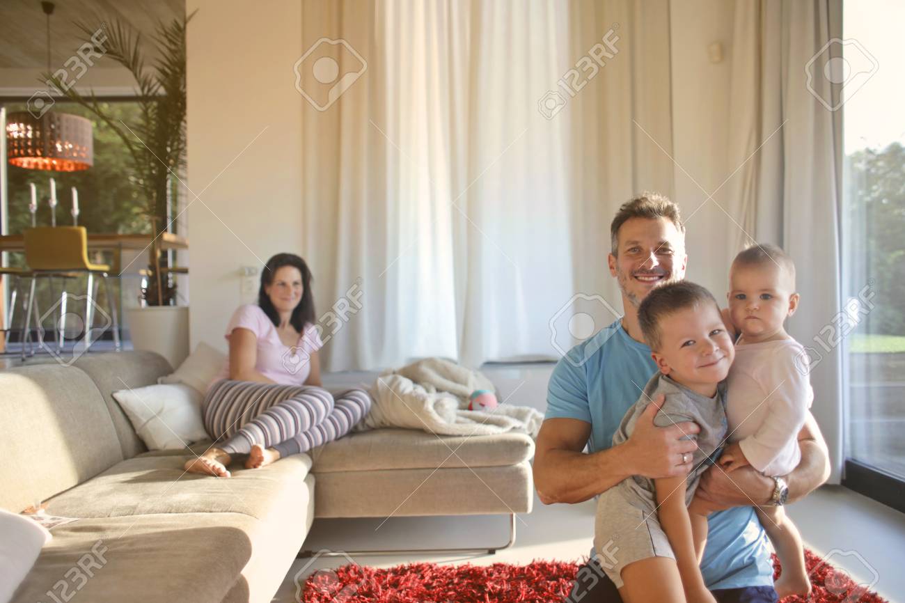 Familia Feliz Relaxando Em Uma Sala De Estar Fotos Retratos Imagenes Y Fotografia De Archivo Libres De Derecho Image