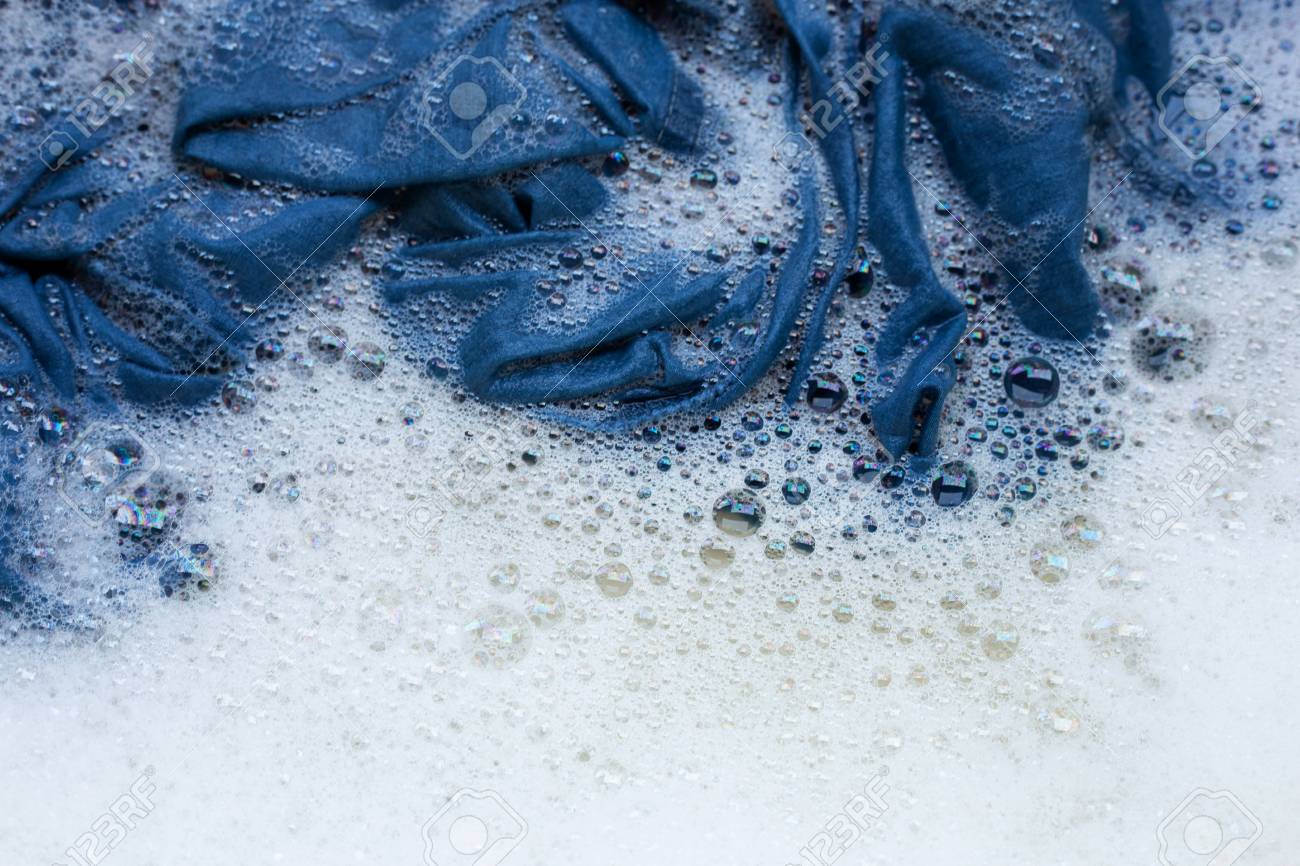 Begini Cara Mencuci Celana Jeans yang Benar Supaya Nggak Cepat Pudar