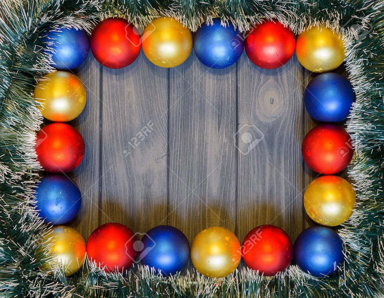 Palle Di Natale Per Foto.Immagini Stock Tema Del Nuovo Anno Decorazione E Palle Di Natale Su Fondo Di Legno Stilizzato Retro Grigio Image 48253961