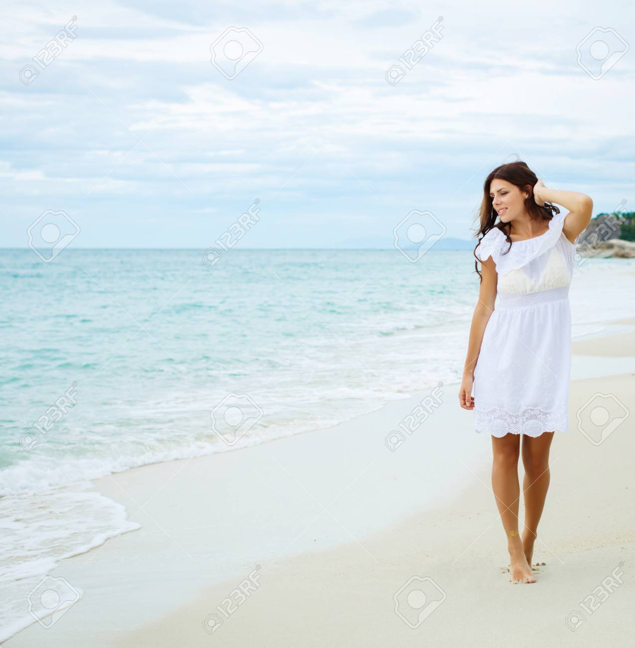 Relaxant Plage Femme En Profitant Du Soleil Dété En Robe Blanche