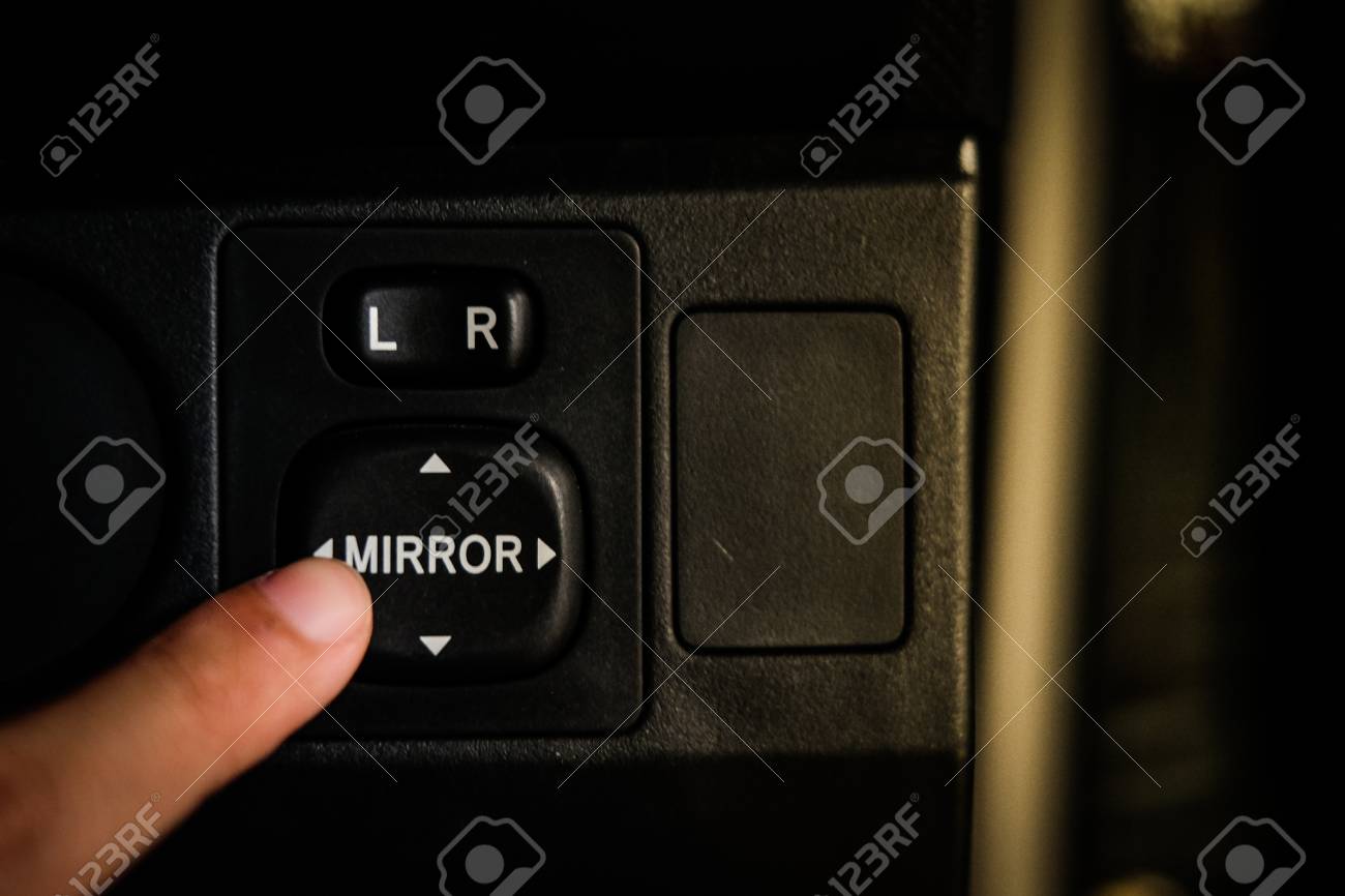 ミラーをボタンを押すとドライバーの手運転中 左または右 のサイドミラーを調整する安全 セキュリティ概念 車内 の写真素材 画像素材 Image