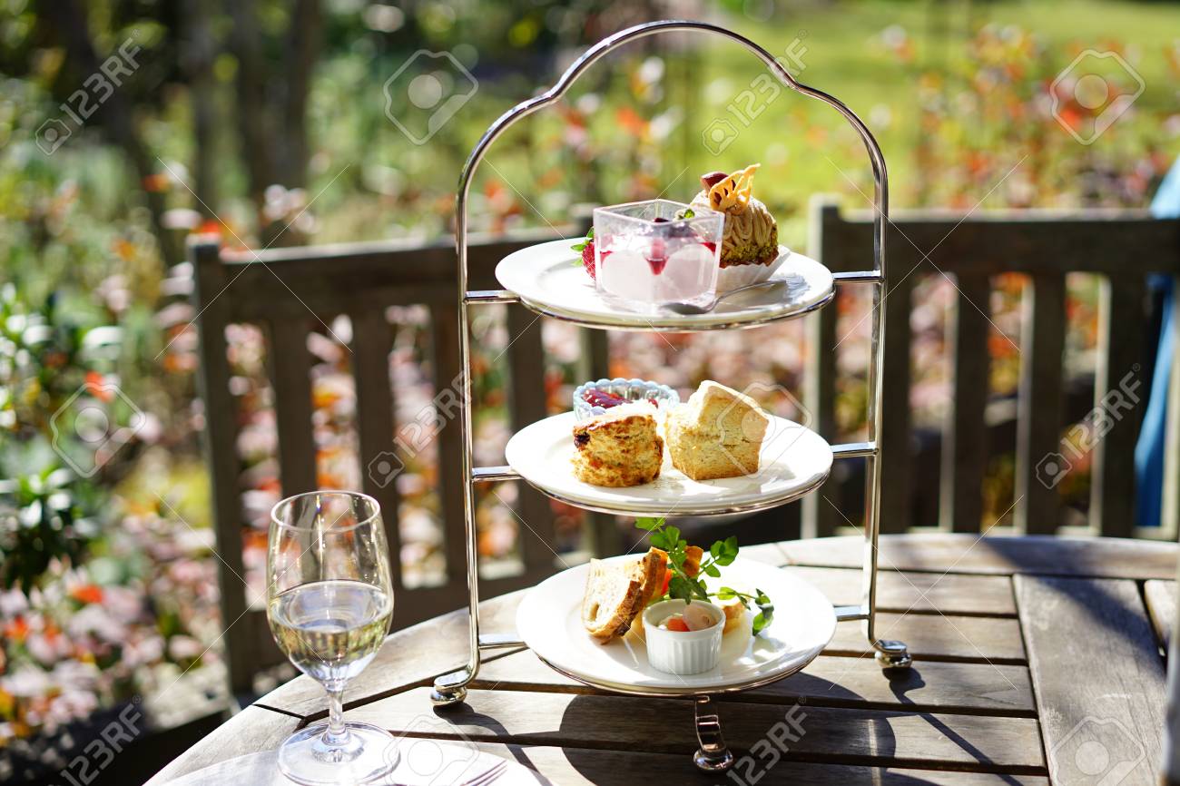 https://previews.123rf.com/images/boysintown/boysintown1711/boysintown171100190/90651509-afternoon-tea-on-the-terrace.jpg