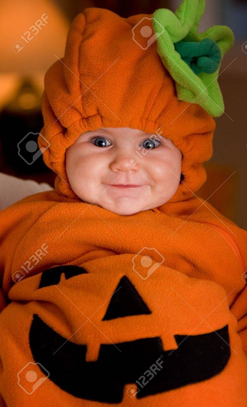 ハロウィーンのカボチャの衣装で女の赤ちゃん の写真素材 画像素材 Image ハロウィーンのカボチャの衣装で女の赤ちゃん の写真素材 画像素材 Image