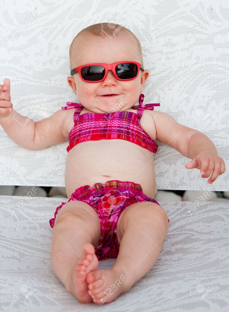 Bebe En Bikini Au Bord De La Piscine Banque D Images Et Photos Libres De Droits Image