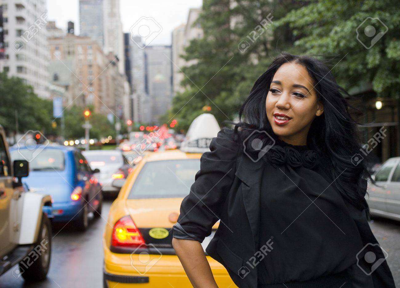 被写体の背景を持つ街のアフリカ系アメリカ人女性の笑みを浮かべてください の写真素材 画像素材 Image