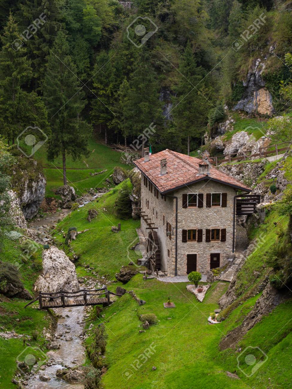 Un Moulin à Eau Ou Un Moulin à Eau Est Un Moulin Qui Utilise Lhydroélectricité Cest Une Structure Qui Utilise Une Roue Hydraulique Ou Une Turbine à