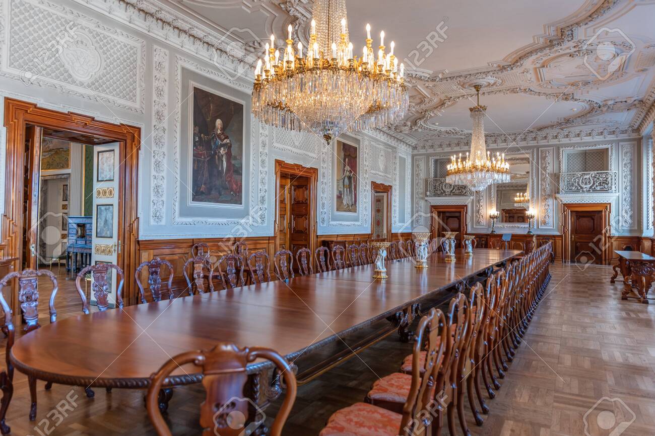 18世紀なダイニングテーブルクラシックなバロック様式の寄木細工が施されています 18世紀なダイニングテーブルクラシックなバロック様式の寄木細工が施