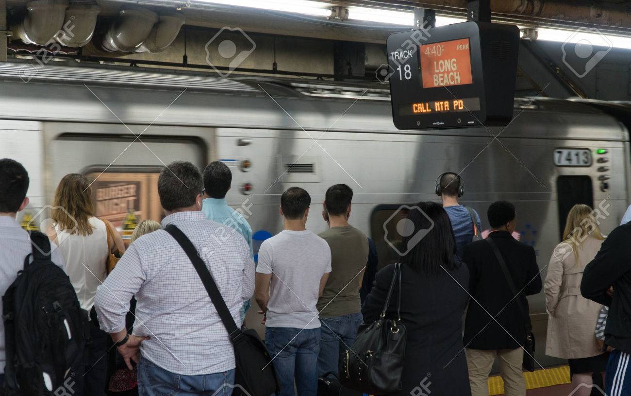 ニューヨーク 17 年頃 Lirr の列車出発ペンシルバニア駅ターミナル 支店のトラックのプラットフォームにマンハッタン外通勤ロングアイランド鉄道ロング ビーチを待ちながら の写真素材 画像素材 Image ニューヨーク 17 年頃 Lirr の列車出発ペンシルバニア駅ターミナル 支店のトラックのプラットフォームにマンハッタン外通勤ロングアイランド鉄道ロング ビーチを待ちながら の写真素材 画像素材 Image