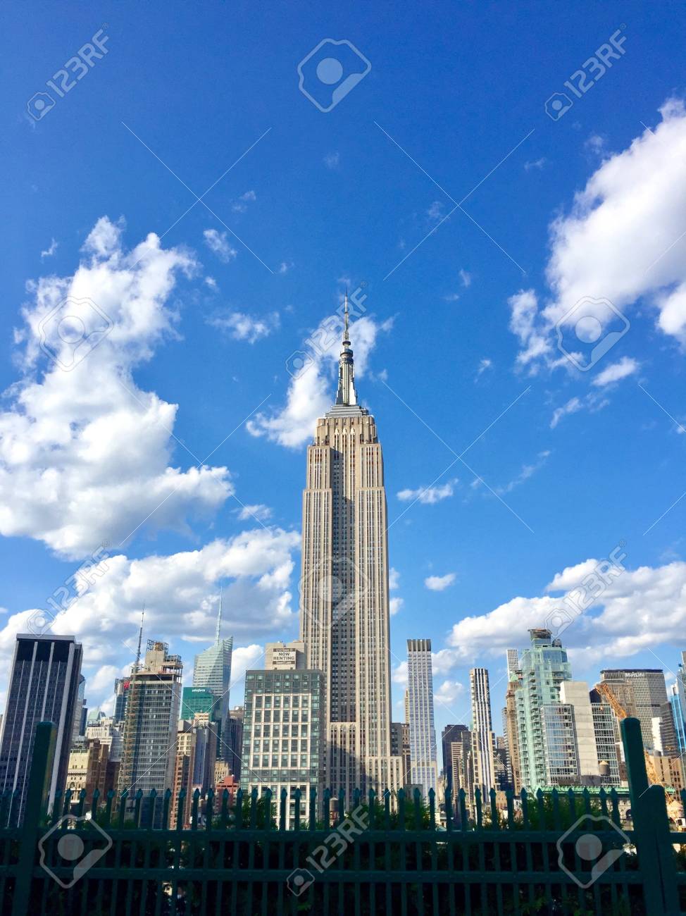 ニューヨーク市 Circa 17 晴れた日にニューヨークのスカイラインを見下ろすマンハッタンの屋上からエンパイアステートビルの景色 有名な建築のランドマーク の写真素材 画像素材 Image