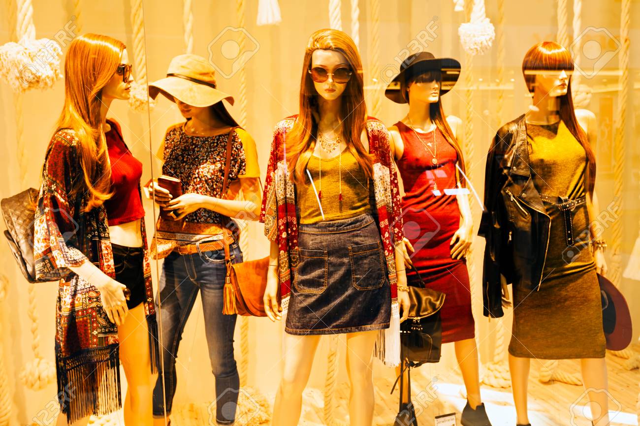 5 おしゃれな服装のマネキンとブティックのウィンドウ の写真素材 画像素材 Image