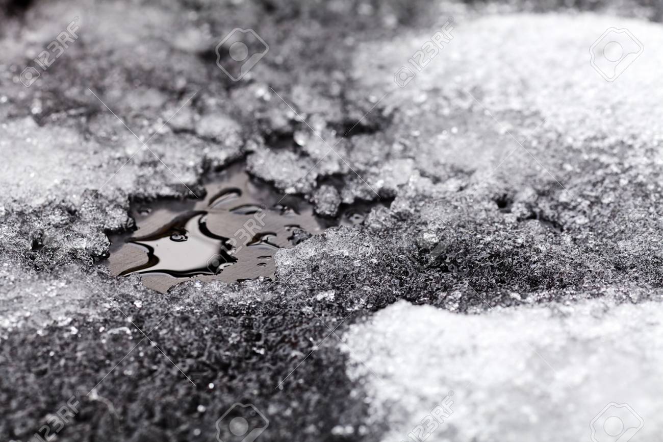 アスファルト上で溶ける雪の小さな水たまり の写真素材 画像素材 Image アスファルト上で溶ける雪の小さな水たまり の写真素材 画像素材 Image