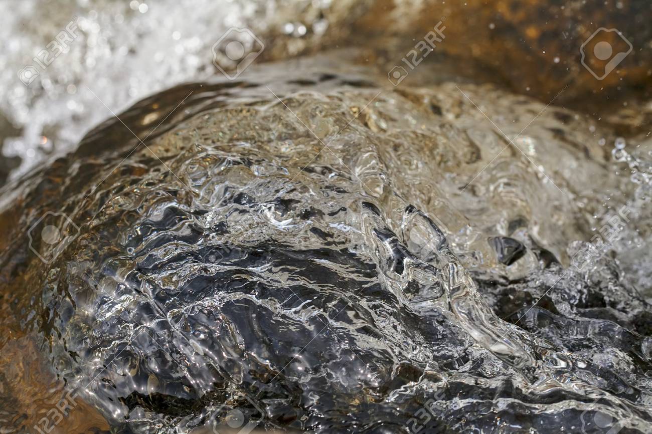 Immagini Stock Astrazione Di Acqua Corrente Di Montagna Chiara Nota Profondita Di Campo Image