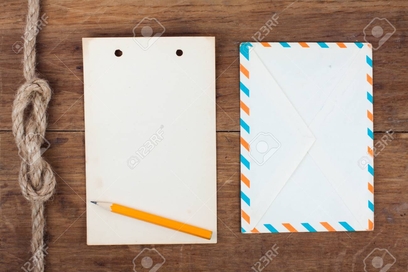 アンティークの 1943 年のメモ帳 ウッドの背景上の封筒からのページ の写真素材 画像素材 Image