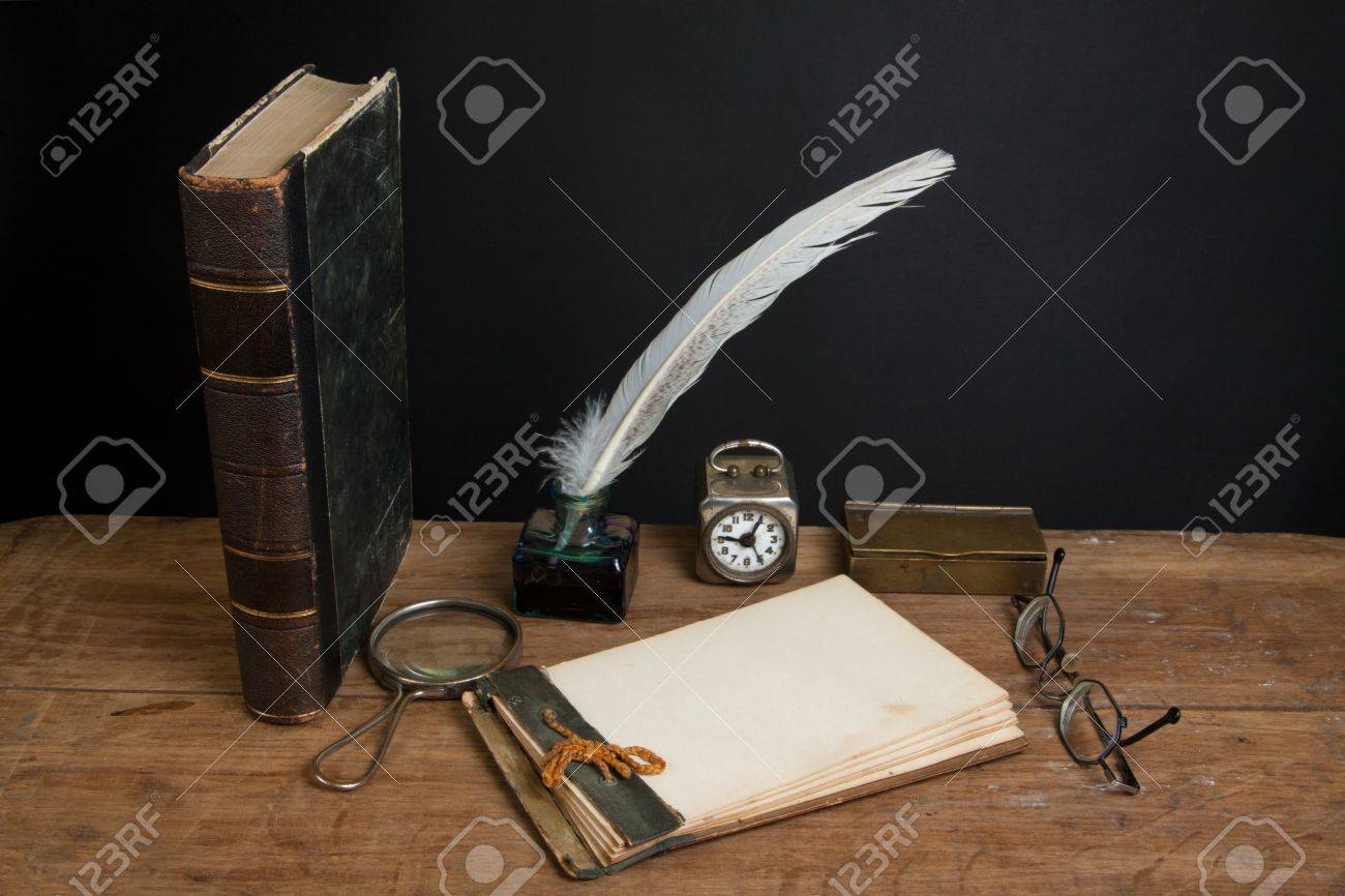 インク ペンとインク壺 アンティークの本は 虫眼鏡 古いメモ帳 ビンテージ眼鏡盲導犬クイールの一生 木製テーブルの上のクロック の写真素材 画像素材 Image