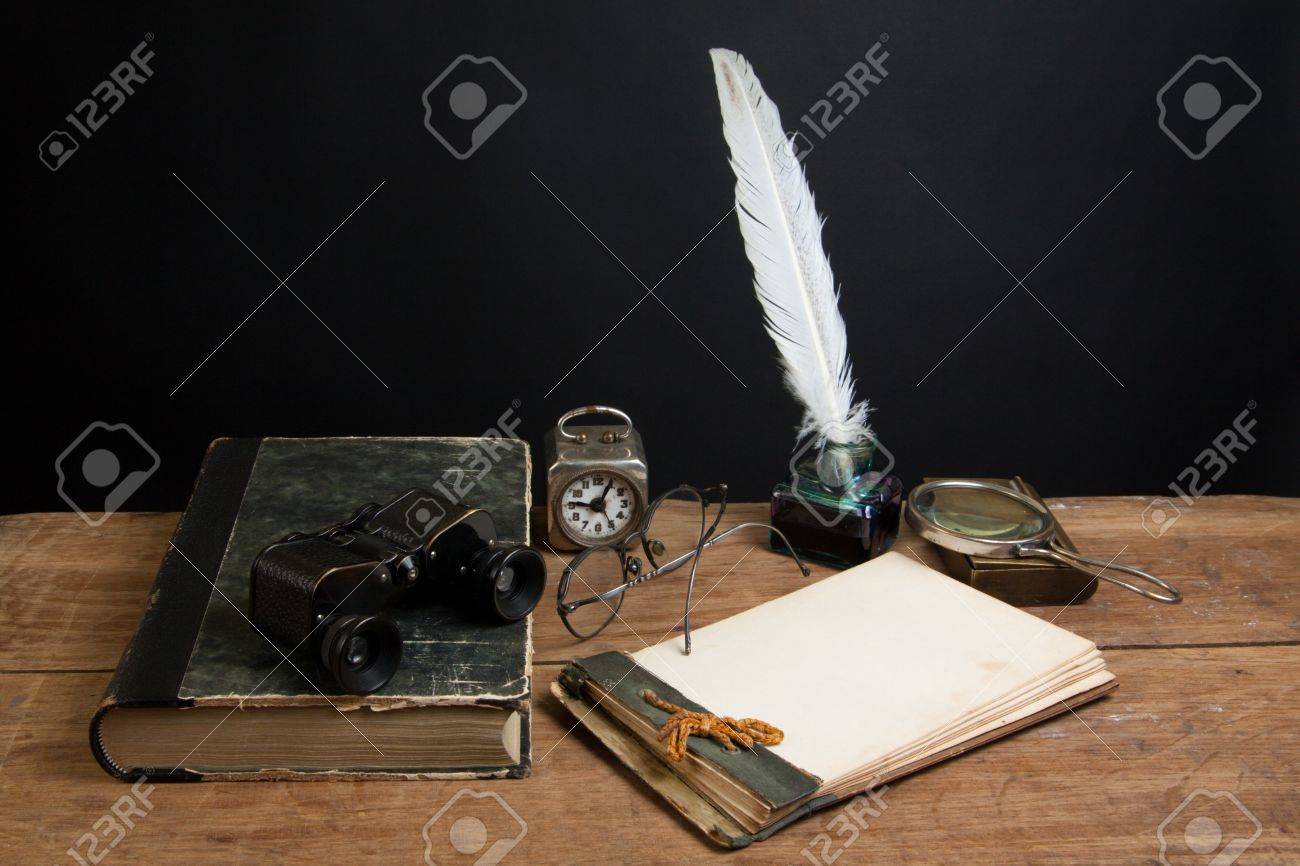 アンティークの本 双眼鏡 クイル インク ペンとインク壺 虫眼鏡 古いメモ帳 ヴィンテージ時計 木製テーブルの上の眼鏡 の写真素材 画像素材 Image
