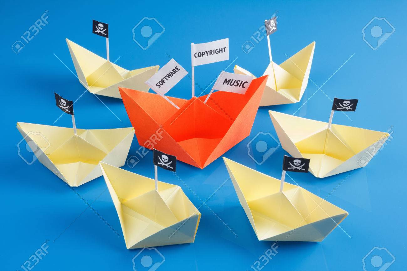 折り紙の紙の船 いくつか海賊船の黒旗ジョリー Roger と の写真素材 画像素材 Image