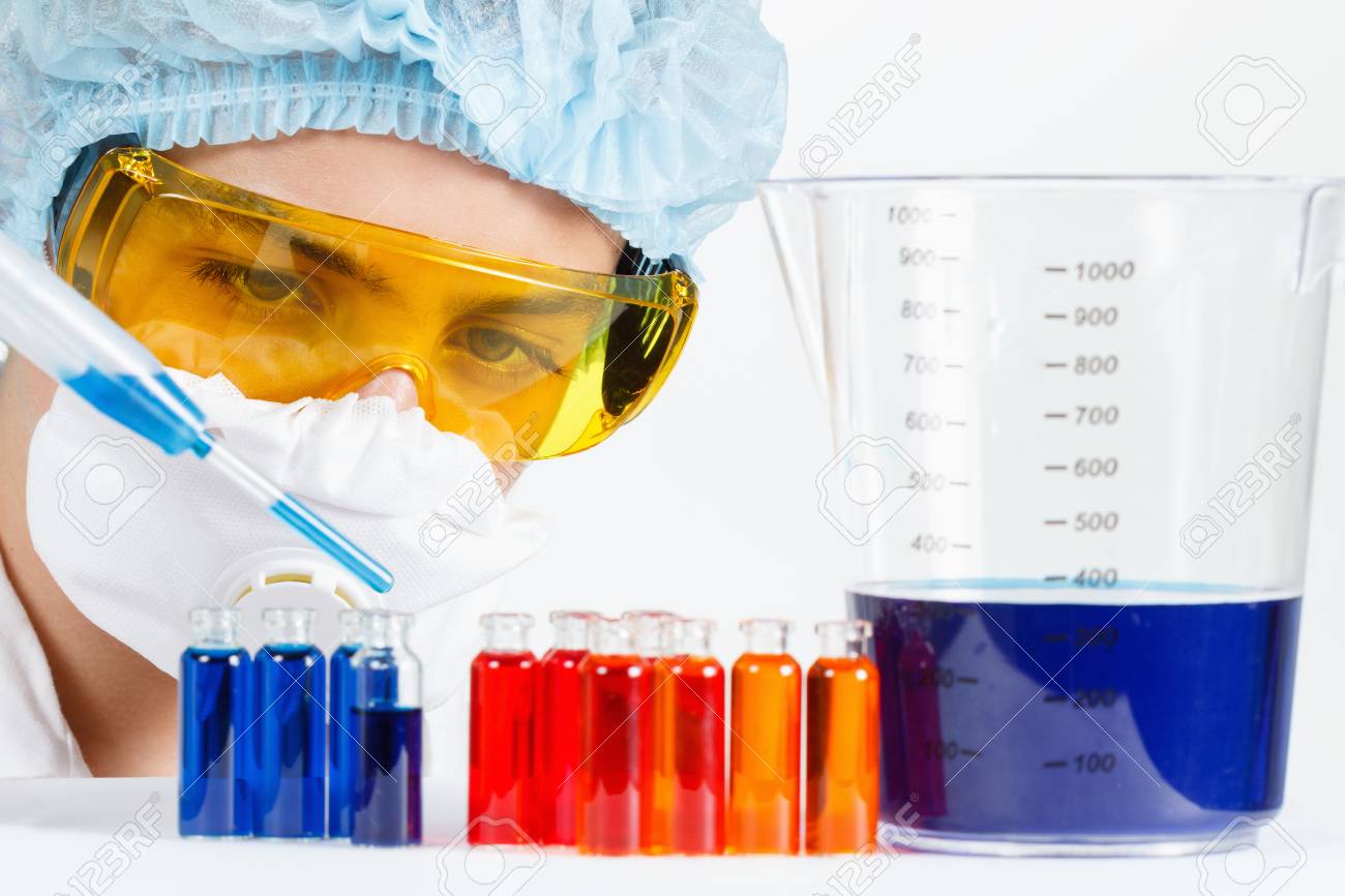 Estudiante Con Una Pipeta Ropa De Protección, Gafas Y Guantes Vierte Líquido En Tubos De Ensayo, Laboratorio De Química De La Ciencia. Sobre Un Fondo Blanco Retratos, Imágenes Y Fotografía