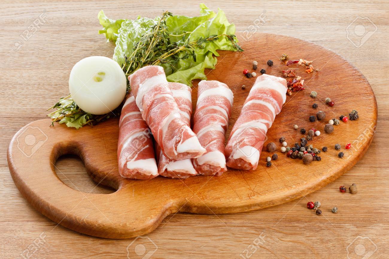 schneidebrett mit essen scheiben speck closeup auf schneidebrett mit salat und gewürzen kochen essen standardbild auf mit und gewürzen schneidebrett mit essen scheiben speck closeup auf schneidebrett mit salat und gewürzen kochen essen standardbild auf mit und gewürzen