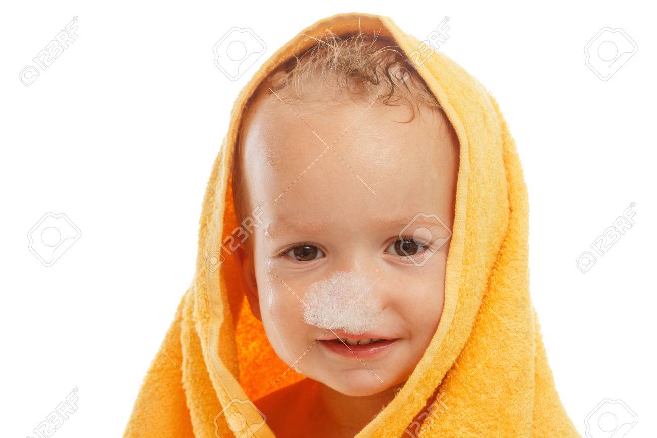 Happy Baby Dragen Gele Handdoek Zitten Na Bad Of Douche, Geïsoleerd ... Happy Baby Dragen Gele Handdoek Zitten Na Bad Of Douche, Geïsoleerd ...