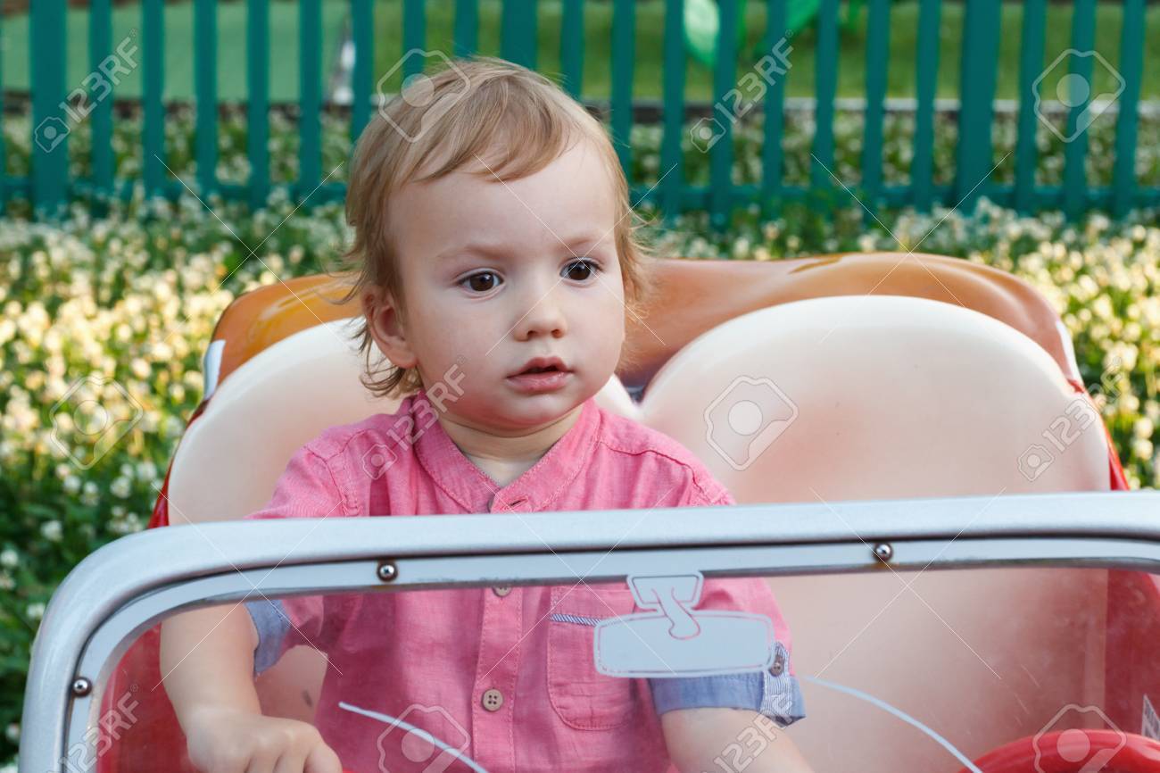公園で特有の子供の遊び場 外の Electrick 車で遊ぶ子供たち幸せな子供時代 の写真素材 画像素材 Image