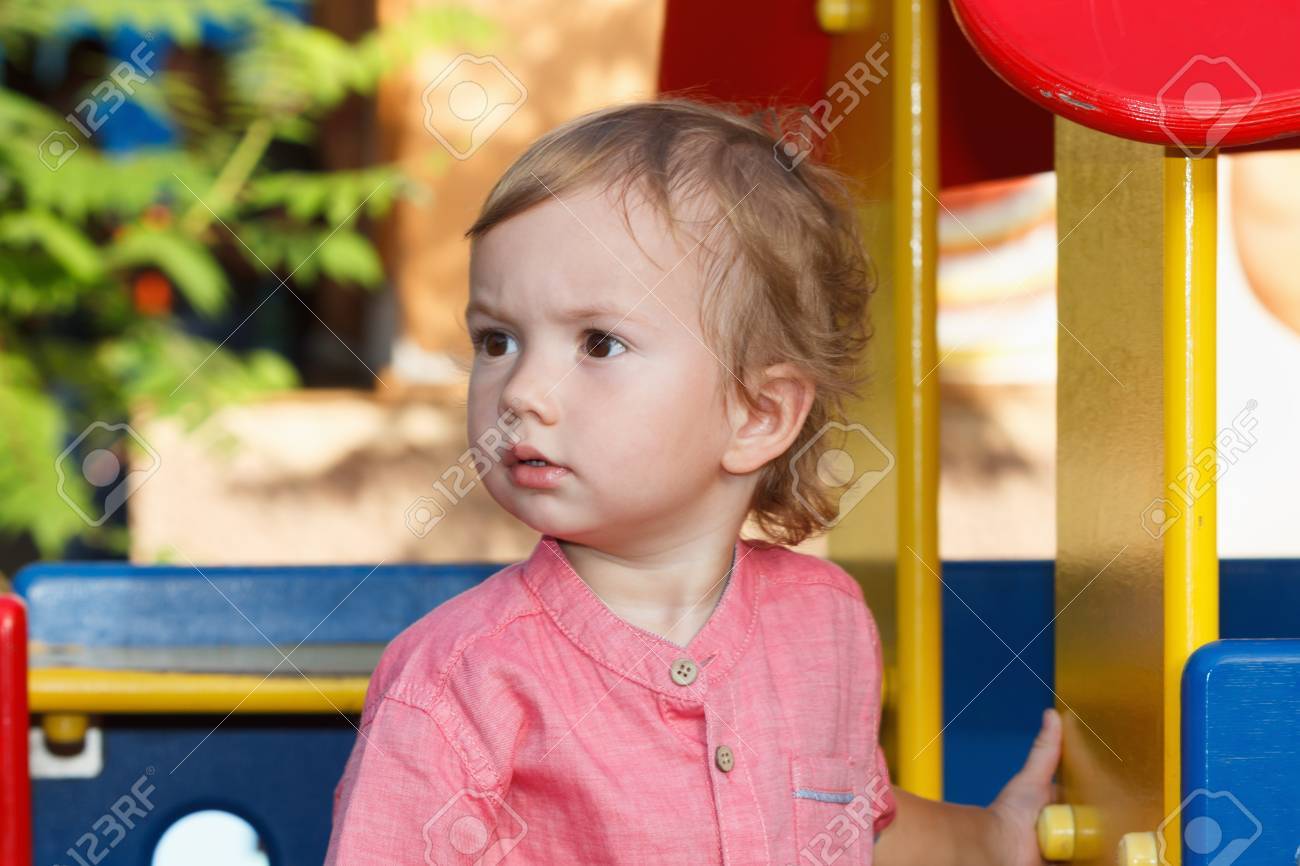 公園で幸せな子供時代のゲーム特有の子供の遊び場 外で遊ぶ子供たち の写真素材 画像素材 Image