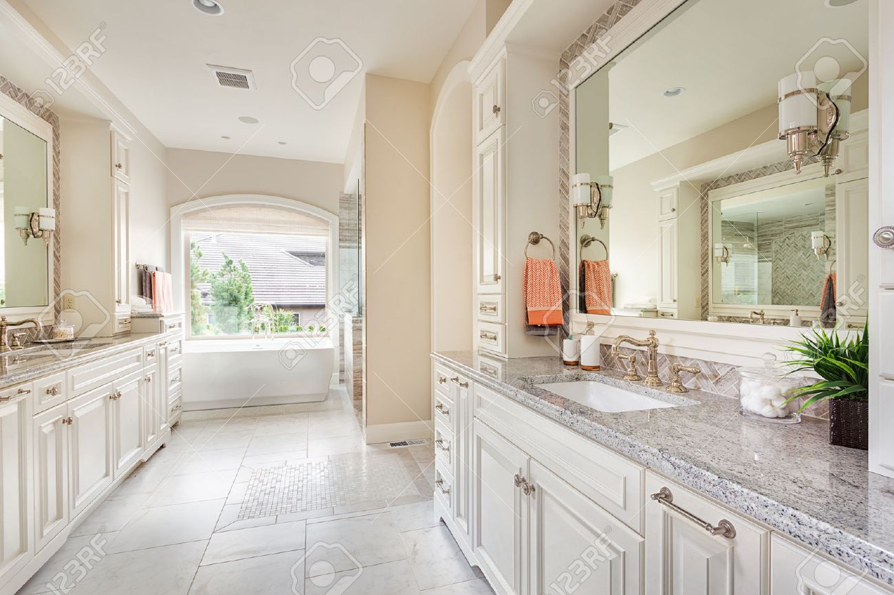 archivio fotografico grande interno bagno nella casa di lusso con due lavandini pavimenti in piastrelle armadi fantasia grandi specchi