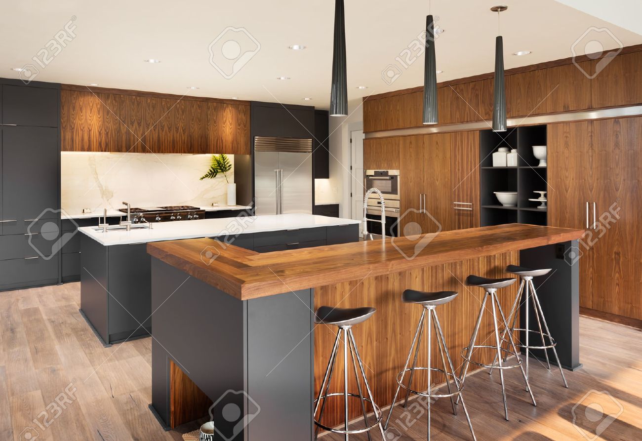 Interno di cucina con due isole, due lavandini, armadi, e ...