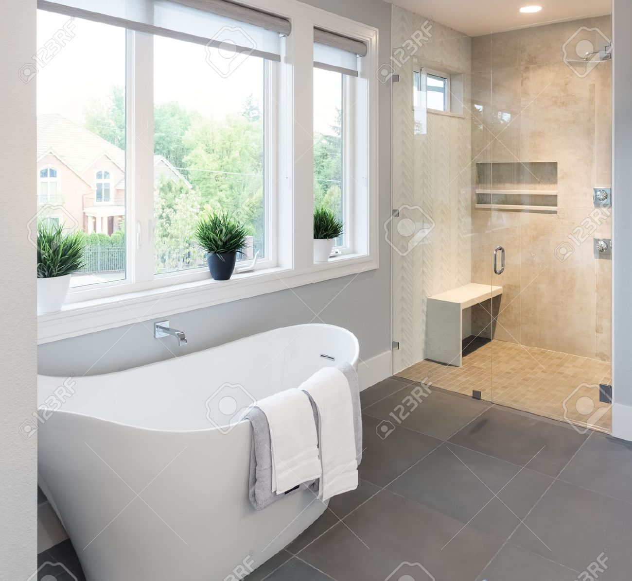 Cuarto De Baño Del Interior: Bañera Y Ducha En Casa De Lujo Fotos ... Cuarto De Baño Del Interior: Bañera Y Ducha En Casa De Lujo Fotos ...