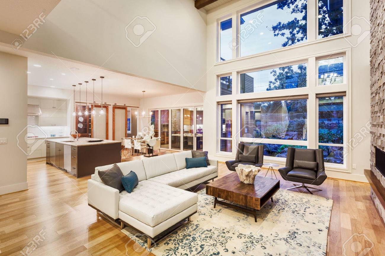 新しい豪華な家 窓の大きな銀行 キッチンや家具のビューでアーチ型の天井と大きなリビング ルーム の写真素材 画像素材 Image