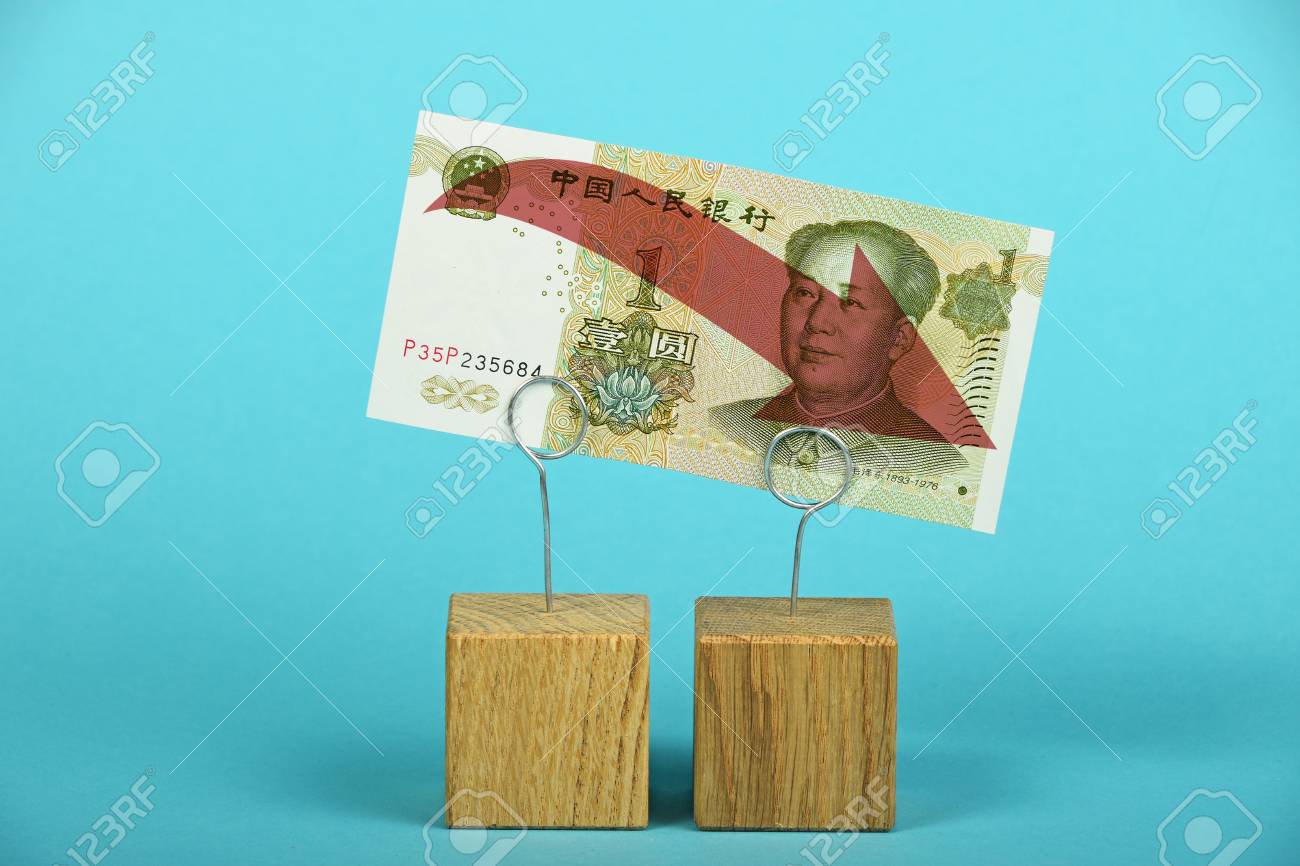 중국 경제 위기, 중국 위안, 블루 이상의 목조 금속 홀더 아래로 빨간색 화살표가있는 1 위안 지폐의 쇠퇴 로열티 무료 사진, 그림,  이미지 그리고 스톡포토그래피. Image 56892058