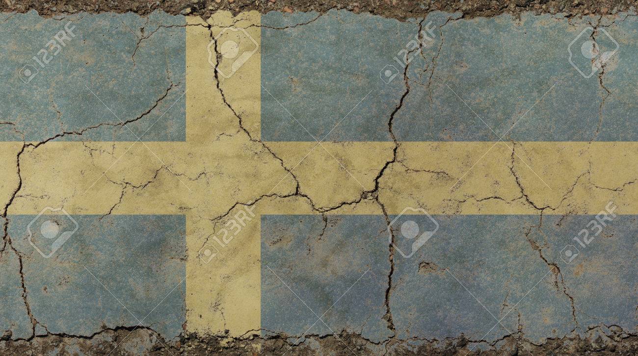 Vieux Grunge Vintage Sale Délavé Shabby En Détresse Drapeau National Suédois Royaume De Suède Avec Une Croix Jaune Sur Fond Bleu Sur Le Mur De Béton