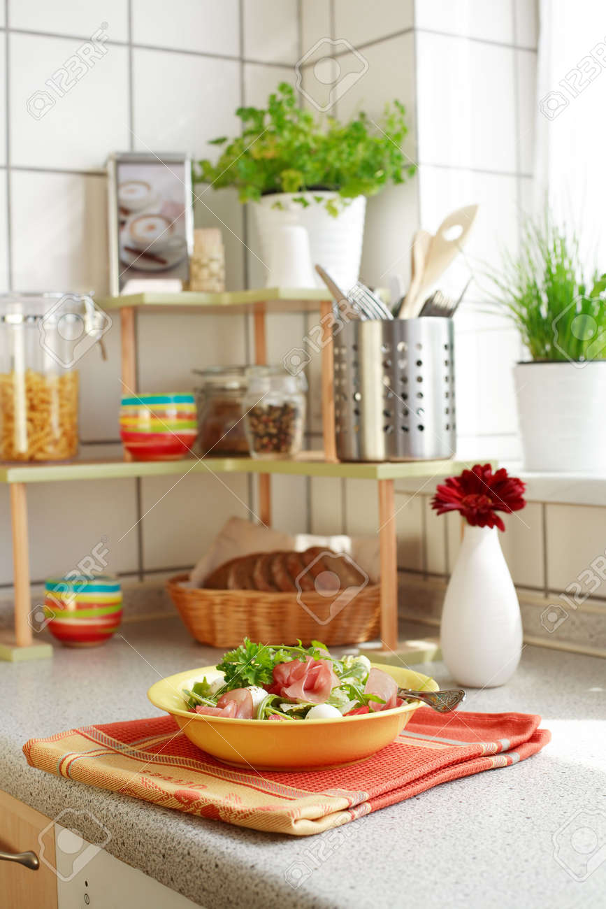 Küche Inneren Mit Kleinen Regal Mit Topf-Kräuter-Küche Setzt ... Küche Inneren Mit Kleinen Regal Mit Topf-Kräuter-Küche Setzt ...