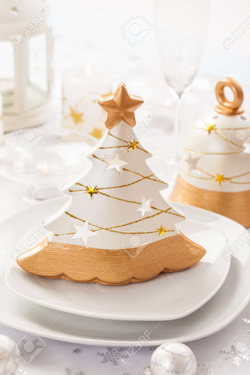 Festlich Gedeckter Tisch Zu Weihnachten In Weissen Und Goldenen Tonen Lizenzfreie Fotos Bilder Und Stock Fotografie Image 16047778