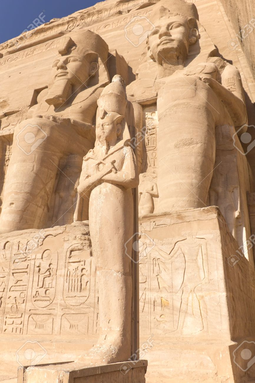 エジプトの古代遺物：アモン神とヒエログリフを称えるファラオ