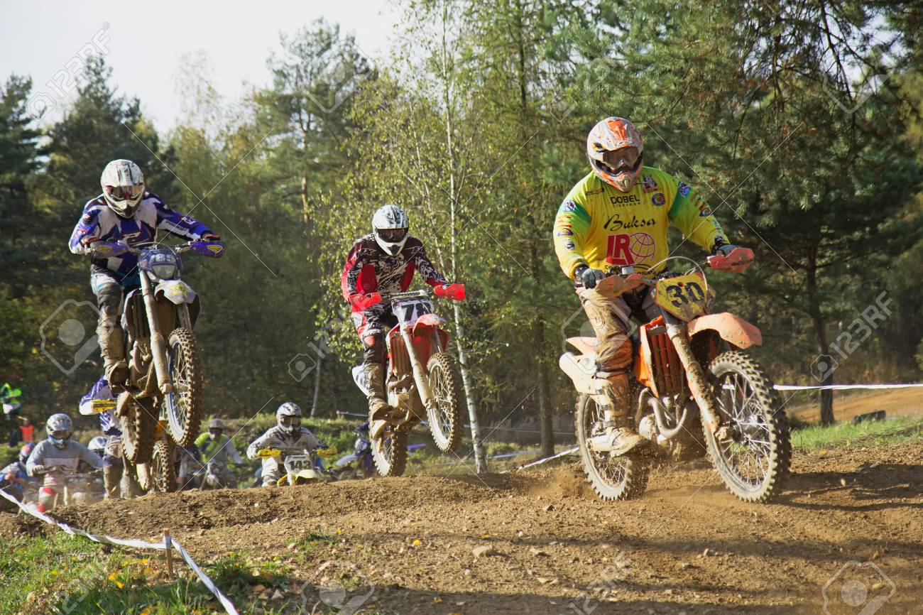 Close-up da corrida de motocross de montanha em pista de terra durante o  dia