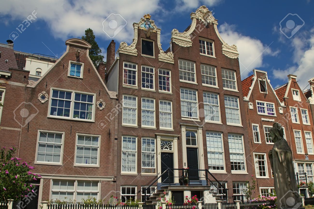 伝統的なオランダ建築ベヒンホフ アムステルダムのユニークな例 の写真素材 画像素材 Image