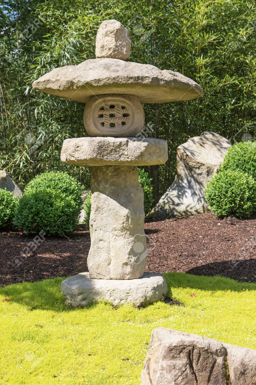 en Primer están plantas de y fondo lámpara el punto árboles japonésLas los vista de japonesa jardín el piedra verdes en de la 7gIbYfv6y