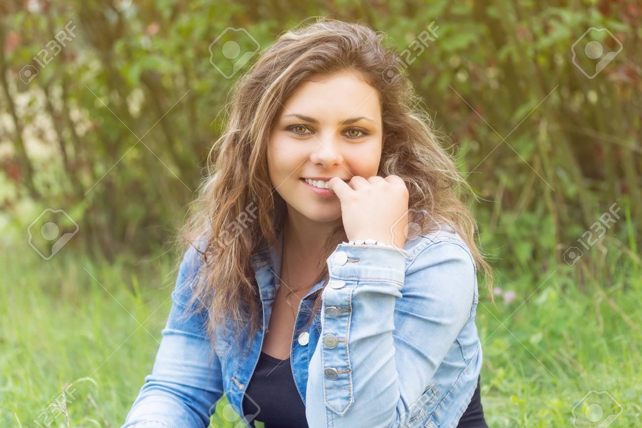 Portrait Verführen Teenager-Mädchen Lächelnd Im Freien Zu Sitzen. Mädchen  In Die Kamera Schaut. Lizenzfreie Fotos, Bilder und Stock Fotografie. Image  63546459.