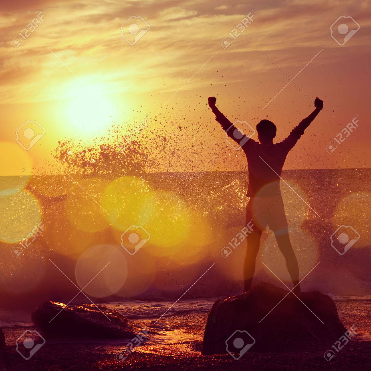 嵐の海の自由の概念で調達の腕を持つ男のシルエット の写真素材 画像素材 Image