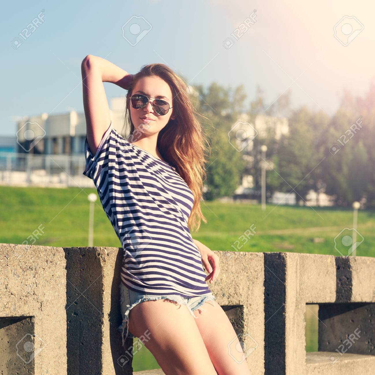 流行に敏感なストリート スタイルのファッションの女の子屋外をリラックスします 夏の日光の背景 無料若者のライフ スタイルのコンセプトです の写真素材 画像素材 Image