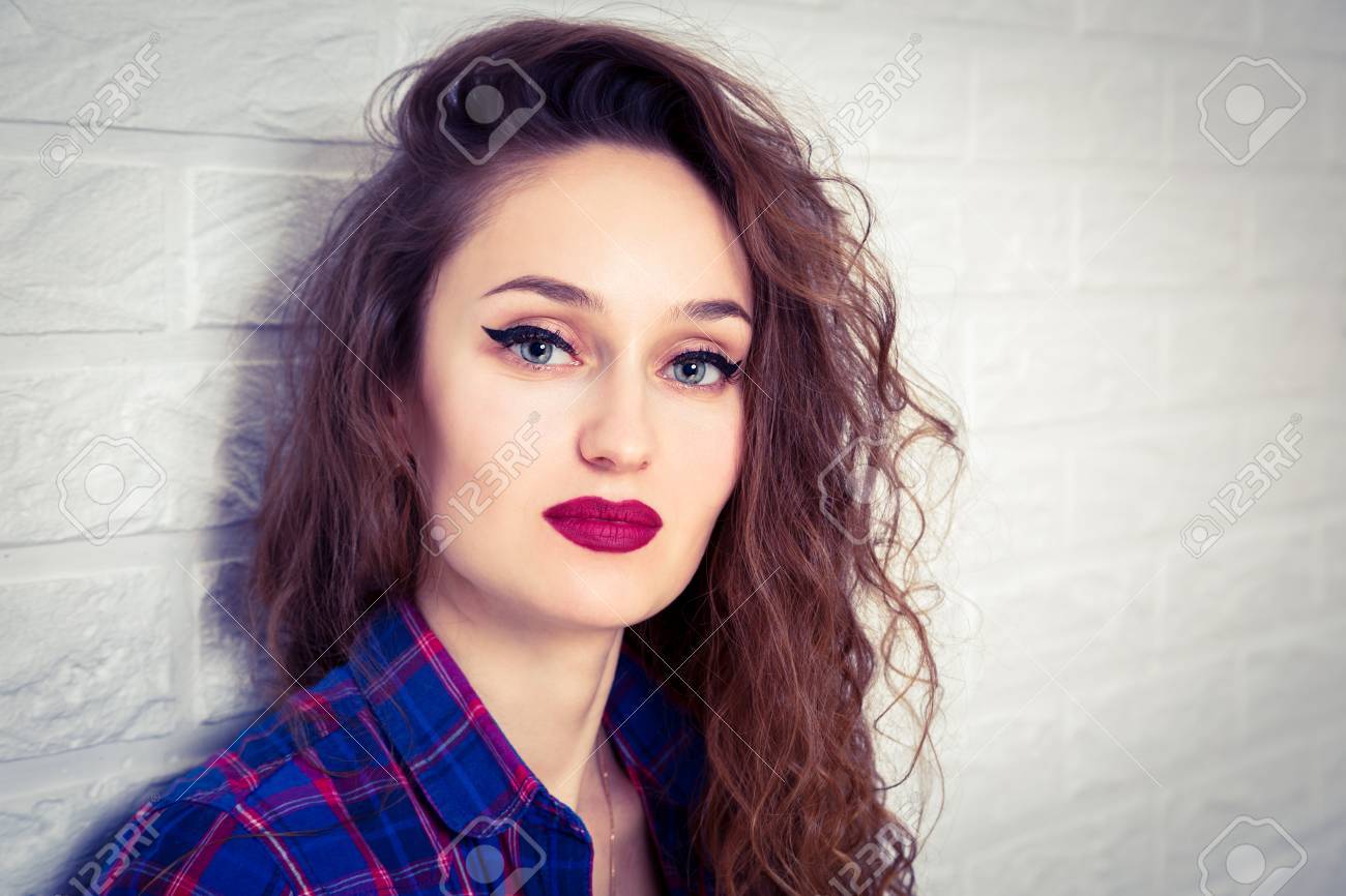 Jovem Hipster Com Maquiagem De Moda Sorrindo E Mostrando Língua. Dentes  Perfeitos Imagem de Stock - Imagem de olhar, lifestyle: 245300081, image size:1300x866