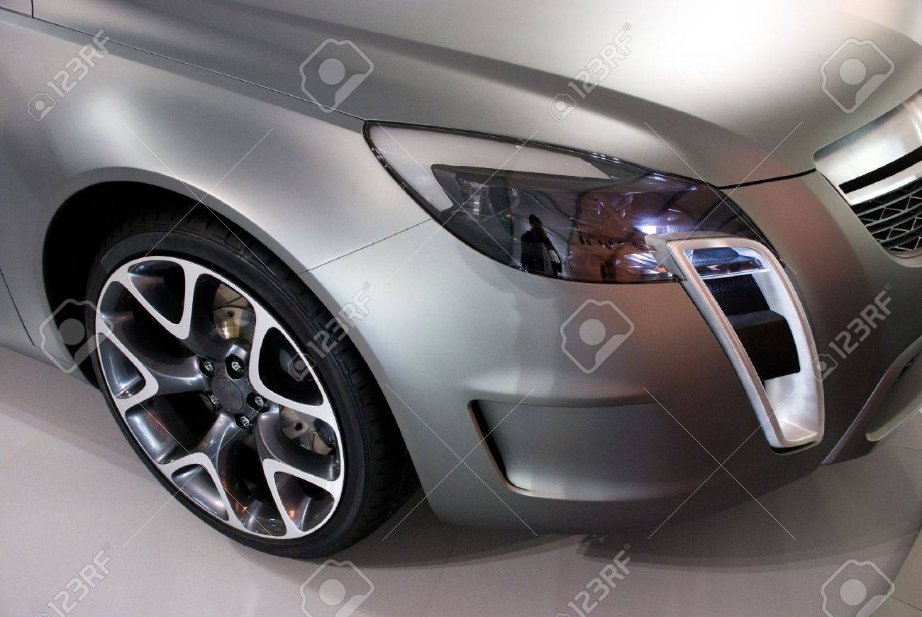 ホイールとの光はまだハイテクの今後のスポーツ車を生産するには の写真素材 画像素材 Image