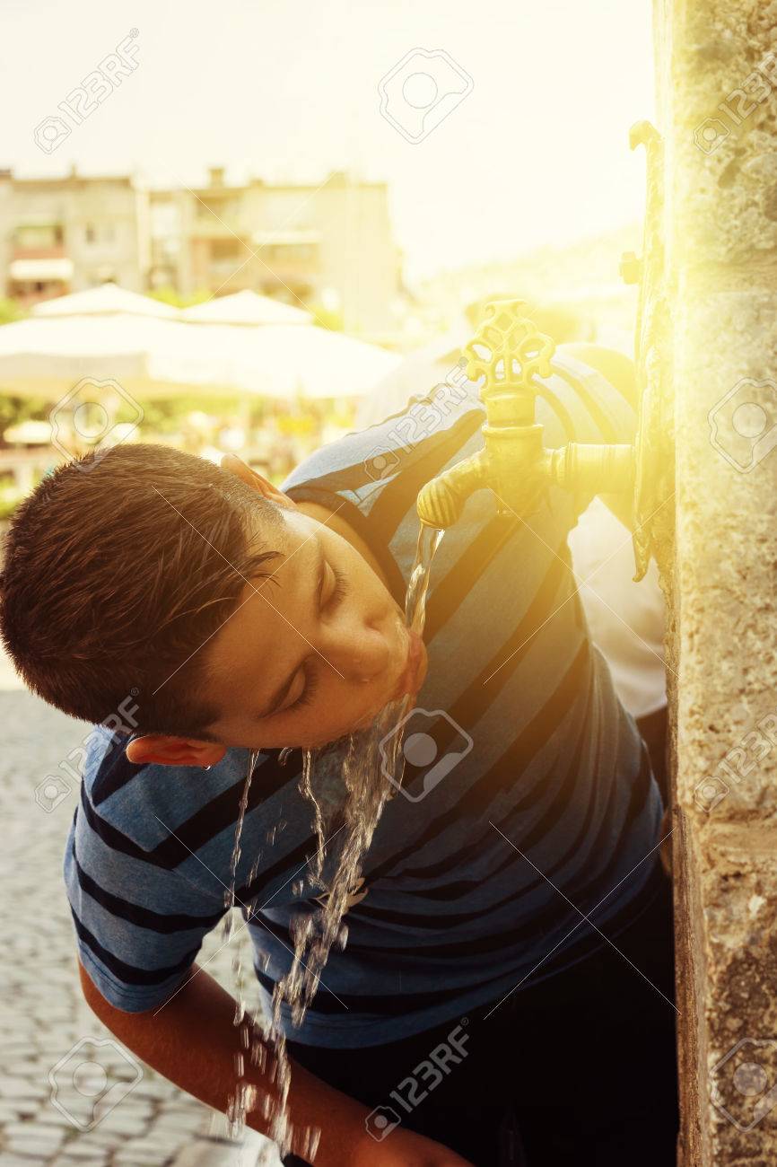 少年プリズレン市東洋水道の蛇口から水を飲む の写真素材 画像素材 Image
