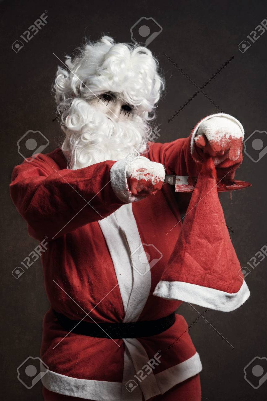 Boser Weihnachtsmann Schneidet Mit Blutigem Messer Seinen Weihnachtshut Lizenzfreie Fotos Bilder Und Stock Fotografie Image 81377593